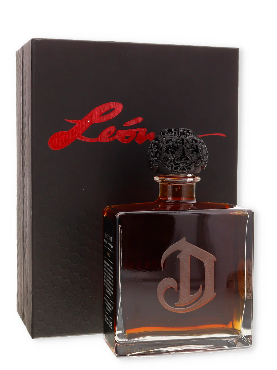 Deleon Leona Anejo Tequila Box Set with Flask - Image 2